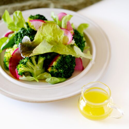 はちみつ入りの健康ドレッシングとサラダ